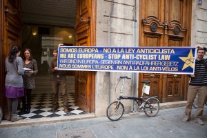 5 entregando carta en embajada paises bajos