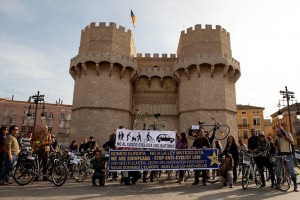 Comienzo frente a las Torres de Serranos