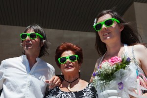 la madre del novio y los novios por Rafa