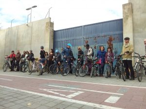 Convocatoria enfrente de la puerta-cárcel del CIE.