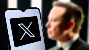 Foto del logo de Twitter-X y el fascista Elon Musk