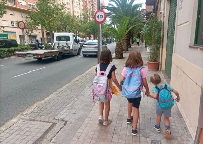 Infancias andando por la cera de camino al cole