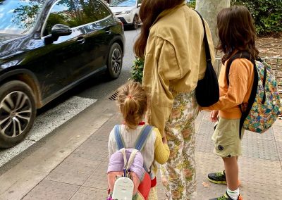 Familia esperando en la acera para cruzar la calle