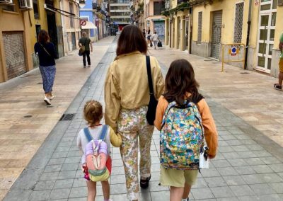Familia andando por una calle peatonal